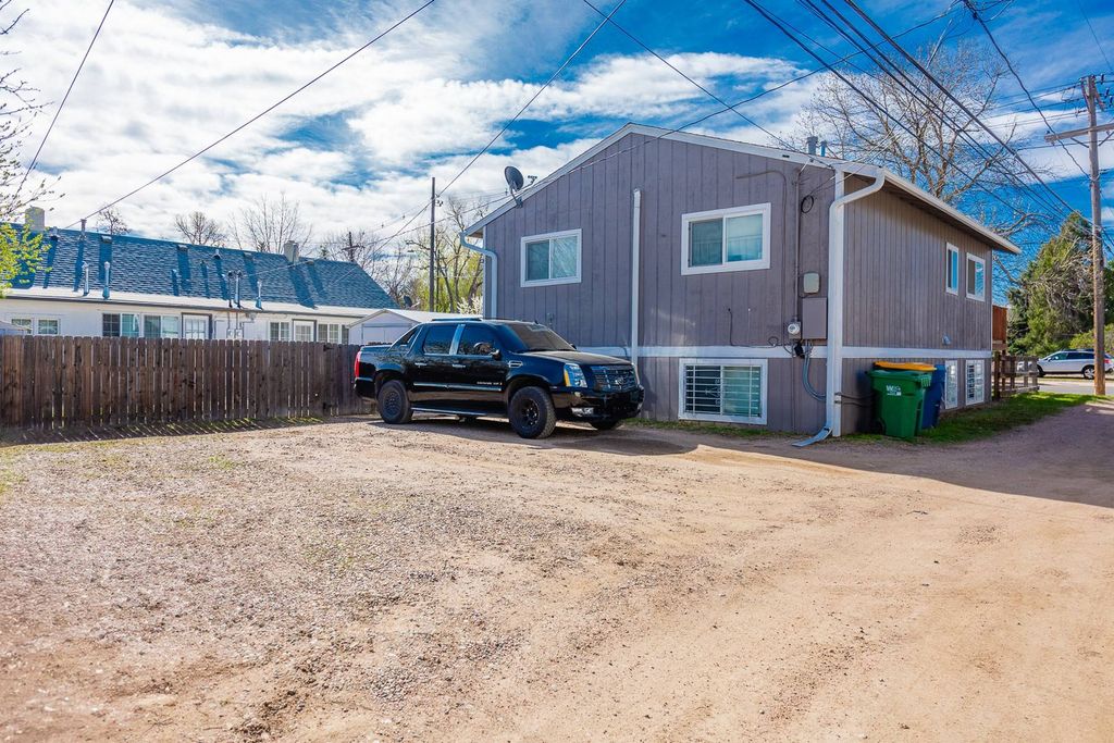 Townhouse in Englewood, Arapahoe County
