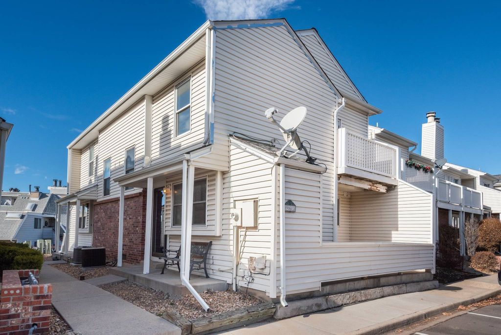 Townhouse in Aurora, Adams County