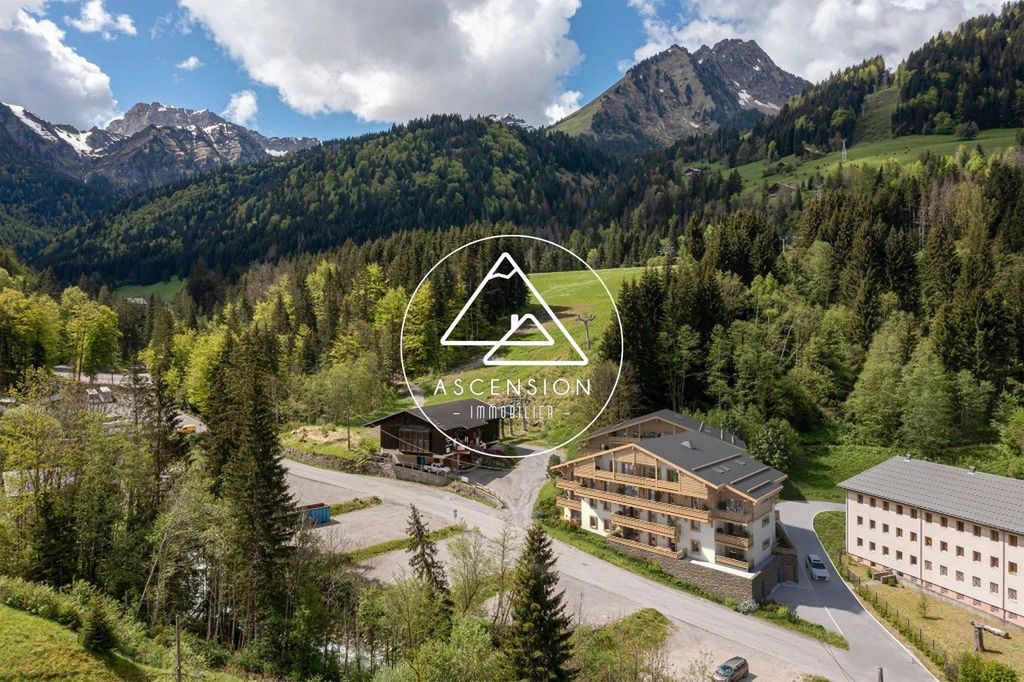 Ski-In/Ski-Out Chalet with Mountain Views