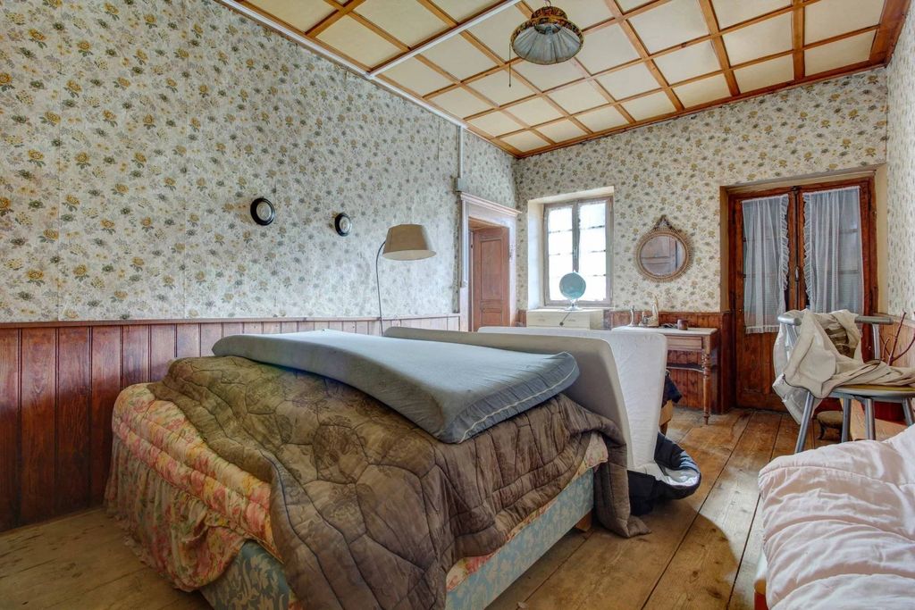 Ski-In/Ski-Out Chalet with Mountain Views