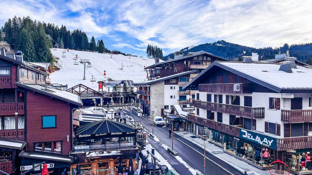 Ski-In/Ski-Out Chalet with Mountain Views